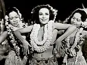 Dolores del Río en una escena de la película de 1932 «Bird of Paradise» en la que parece estar bailando.