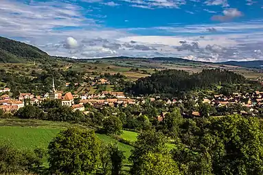 Vista general de Saschiz, con la iglesia a la izquierda