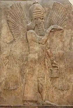 Genio alado dando una bendición. Bajorrelieve del  muro septentrional del palacio.