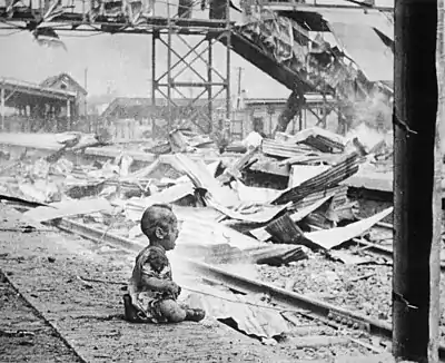 A lo largo de su breve pero intensa historia, la fotografía ha servido para difundir injusticias y crímenes con una repercusión nunca antes vista en la época prefotográfica, cuando predominaba el mensaje escrito. En imagen, la icónica fotografía Sábado Sangriento, de H.S. Wong, que dio la vuelta al mundo en 1937.