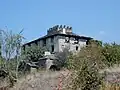 Conjunto fortificado en el que destaca en altura la torre cuadrada almenada.