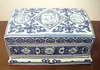 Caja de porcelana azul y blanco, con inscripciones arábigas y persas, Zhengde (1506-1521).