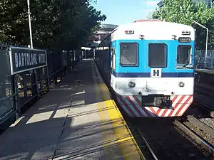 Tren eléctrico Toshiba a punto de partir a Retiro. (2010)