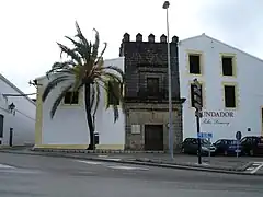 Bodega construida utilizando la Torre Riquelme junto a la Puerta de Rota.