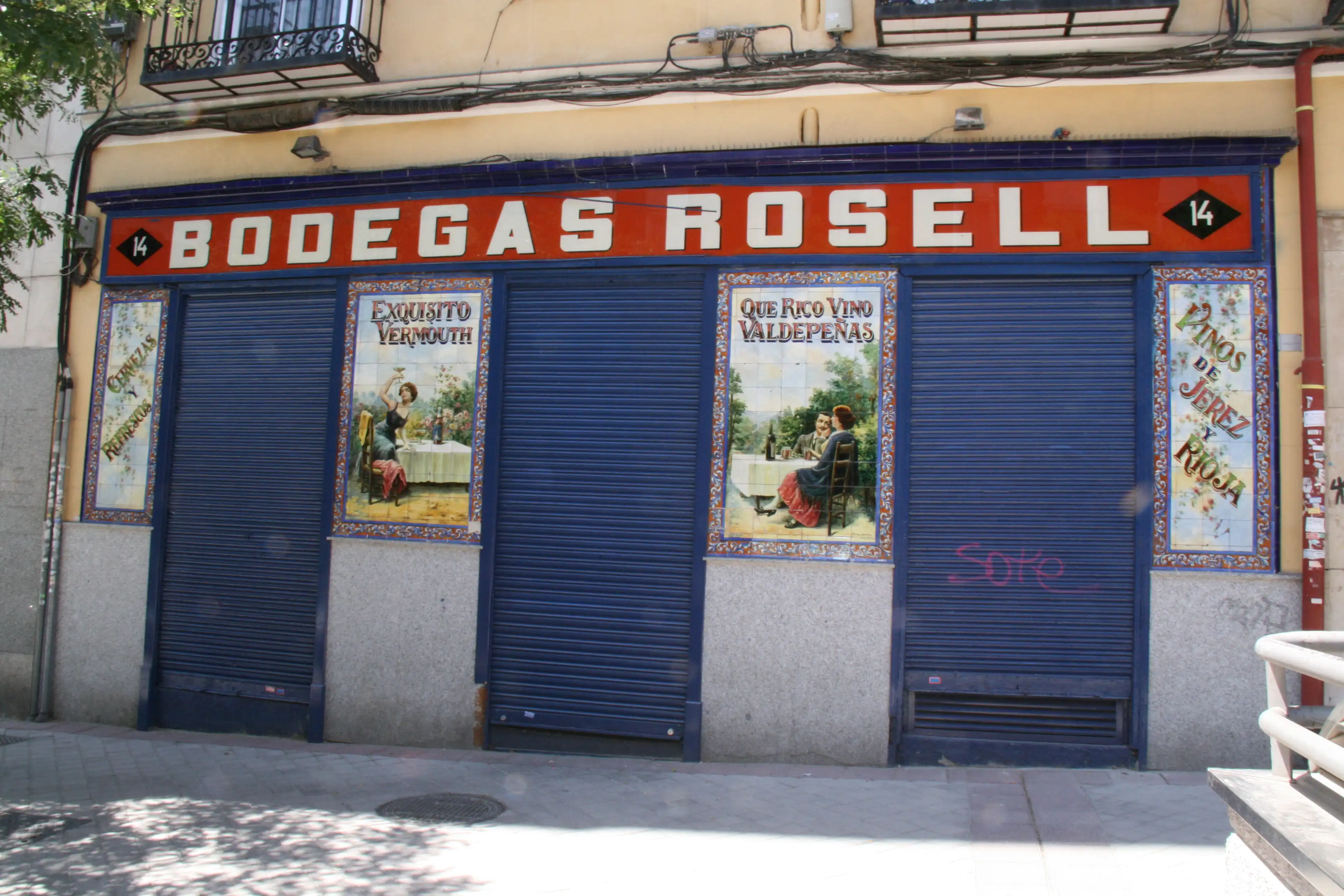 Fachada de las Bodegas Rosell, en la calle General Lacy, 14.