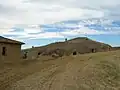 Bodegas excavadas en una loma en Moratinos.