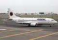 Boeing 737-322 de Magnicharters XA-UNR en el Aeropuerto Internacional de la Ciudad de México.