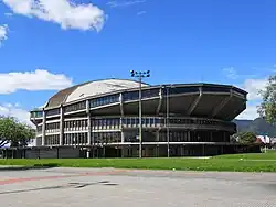 Coliseo Cubierto El Campín antes de ser remodelado para convertirse en el Movistar Arena; NQS con Calle 63.