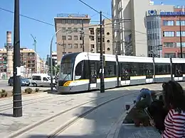 Unidad múltiple del tranvía de la línea 6 de Metrovalencia en Valencia, España.