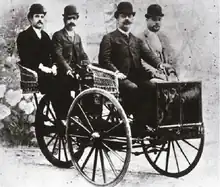 Francesc Bonet fotografiado con su triciclo y unos acompañantes, hacia 1890.