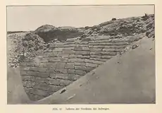 Fotografía del terraplén de la calzada elevada de Nyuserre