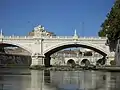 Vestigios cerca del Puente Victorio Emanuel II. Más arriba, el Puente Elio ("Puente de Adriano").