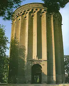 Torre Toghrol en Rayy,  al sur de la actual Teherán (Irán), construida en 1139 como la tumba del sultán selyúcida  Tughril