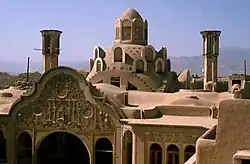 Khaneh Borujerdi ha, en el centro de Irán. Construido en 1857, es un excelente ejemplo de la antigua y tradicional arquitectura del desierto persa. Se aprecian los dos altos captadores de viento de la casa andaruni.