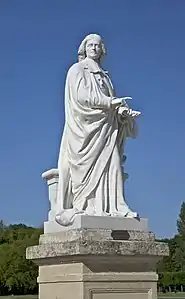 Estatua de Jacobo Benigno Bossuet en el Château de Chantilly.