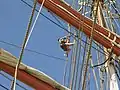 Contramaestre en una guindola, reajustando un backstay en el Prince William después de una reparación menor.