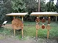 Unas cajas de insectos en el jardín botánico.