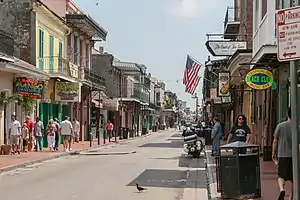 La Rue Bourbon, o Bourbon Street, llamada así en honor a la antigua dinastía real de Francia, los Borbones.