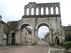 Puerta de Arroux vista desde fuera de la ciudad