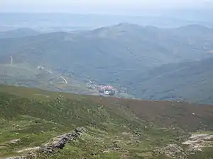 Brañosera desde el macizo de Valdecebollas, con la meseta castellana al fondo.