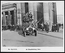 Soldados revolucionarios ondeando la bandera roja frente a la Puerta de Brandeburgo en Berlín, el 9 de noviembre de 1918.