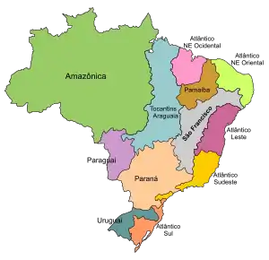 Mapa de Brasil que muestra la división en doce redes hidrográficas: Amazônica, Tocantins/Araguaia, Atlántico Nordeste Ocidental, Parnaíba, Atlántico Nordeste Oriental, São Francisco, Atlântico Este, Atlântico Sudeste, Paraná, Paraguai, Uruguai y Atlántico Sur