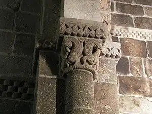 Capitel de la Iglesia de los bravaes con dragones.