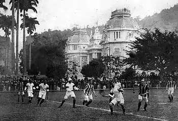 La Selección de Brasil jugó su primer partido en el campo da Rua Guanabara en 1914, sobre el que se construyó el Estàdio das Laranjeiras en 1919.