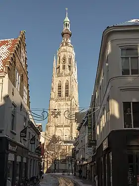 La iglesia de Nuestra Señora (Breda), también inacabada, es más modesta, aunque su esbelta torre (97 m) se terminó con una carpintería bulbosa.