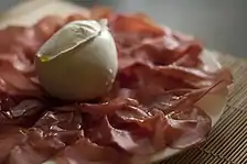 Bresaola o la carne seca al aire y salada. Está hecha de un solo músculo de carne de res.