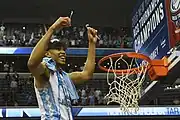 El jugador de baloncesto Brice Johnson corta las redes de la canasta tras ganar el ACC Tournament Championship.