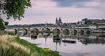 El puente Jacques-Gabriel, la iglesia de San Nicolás y el castillo detrás de los barcos de la Creusille.