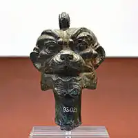 Cabeza de bronce de Pazuzu, que incluye una argolla para ensartar en un collar y usar como amuleto protector. Museo Británico.