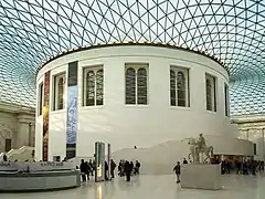 El Gran Atrio del Museo Británico de Londres, con una cubierta laminar de celosía diseñada por Buro Happold y Norman Foster.