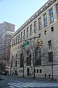 Central Savings Bank (ahora Apple Bank Building) (1928), de York and Sawyer