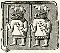 une gravure représentant deux guerriers stylisés avec lance, épée et casque au sanglier