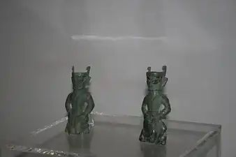 Figurillas de bronce con chaquetas sencillas y pantalones ajustados, Sanxingdui