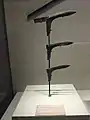 "Tridente" de bronce de la época de los reinos combatientes formado por tres moharras de gue, una encima de la otra.