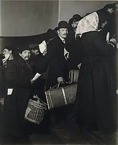 «Subiendo a la Tierra Prometida de la isla Ellis», Museo Brooklyn.