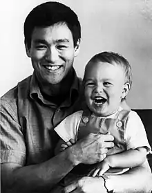 Brandon Lee de bebé junto a su padre Bruce.