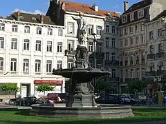 Fuente en la plaza Rouppe (1846-1848), coronada por una estatua de mármol blanco que personifica a Bruselas, de Charles Fraikin (1817-1893)