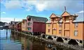 La hilera de casas del mar en el centro de la ciudad.