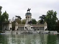 Monumento a Alfonso XII en el Parque del Retiro de Madrid (1922). Proyecto arquitectónico de José Grases Riera y obras de Mariano Benlliure, Clará, Mateo Inurria y otros.