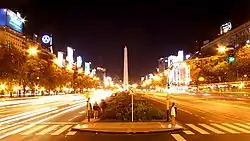 Avenida 9 de Julio, con el Obelisco al fondo.