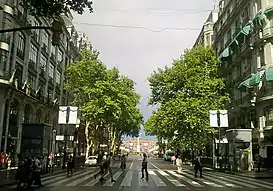 La Avenida de Mayo en su intersección con la calle Perú. Al fondo la Casa Rosada.