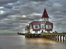 Área contigua al edificio Club de Pescadores y muelle