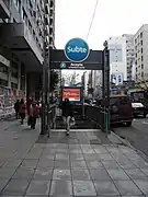 Boca de acceso a la estación Acoyte del Subte