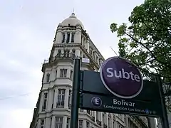 Salida de la estación Bolívar, terminal de la línea E, a metros de la sede del Poder Ejecutivo.