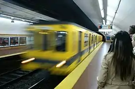 Un tren pasa por la estación.