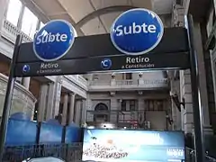 Boca de acceso en el área de boleterías de la estación Retiro Mitre